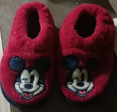 Pantuflas rojas de niño con diseño de mickey mouse - miniatura 1
