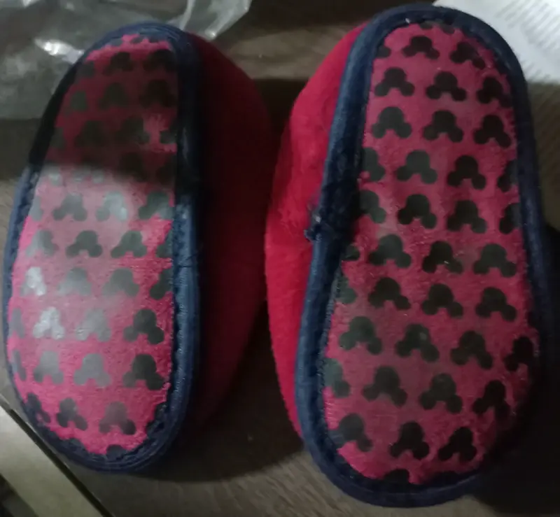 Pantuflas rojas de niño con diseño de mickey mouse - 2