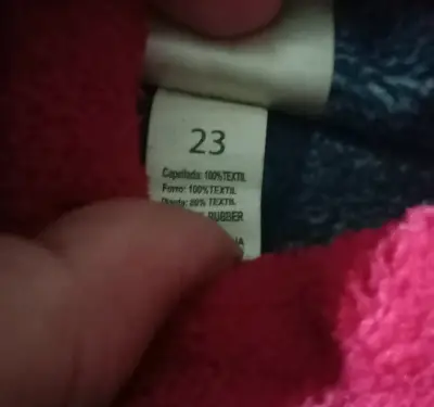 Pantuflas rojas de niño con diseño de mickey mouse - miniatura 3