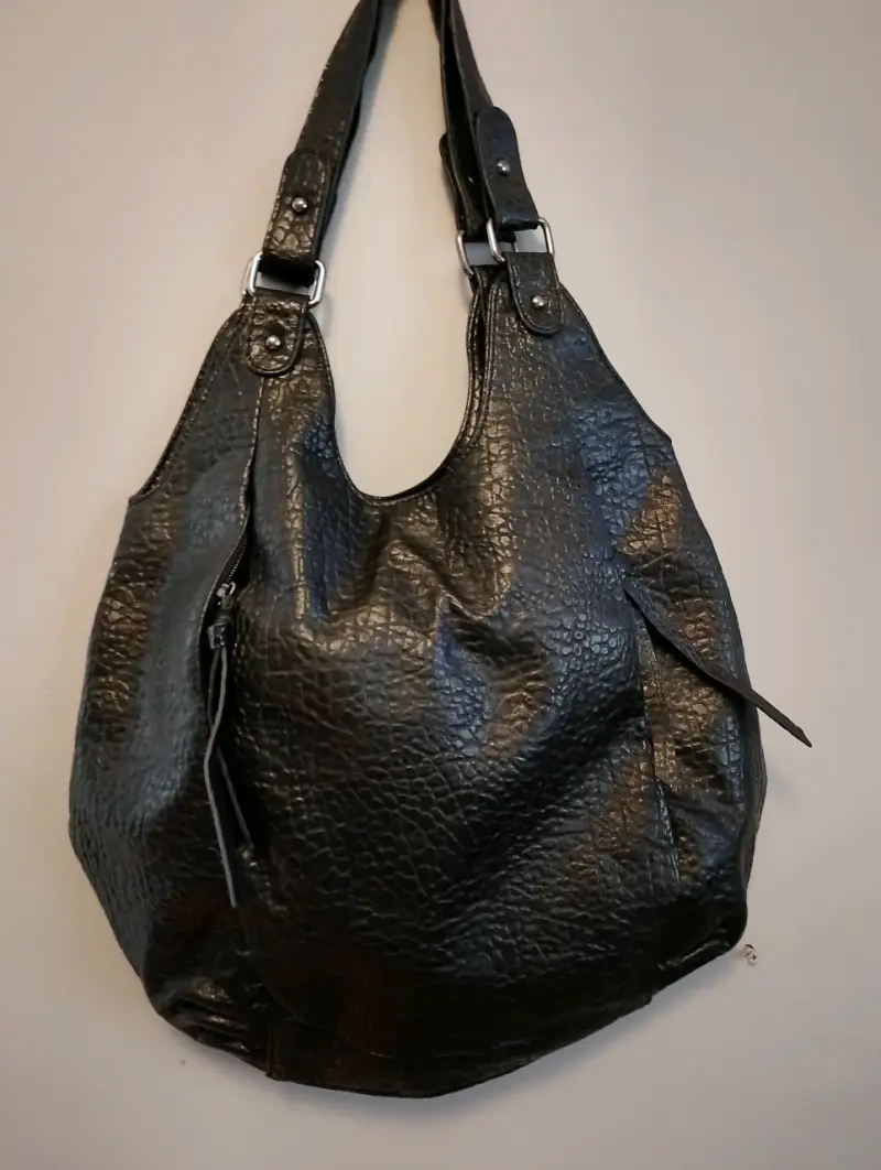 Bolso de hombro negro de cuero sintético