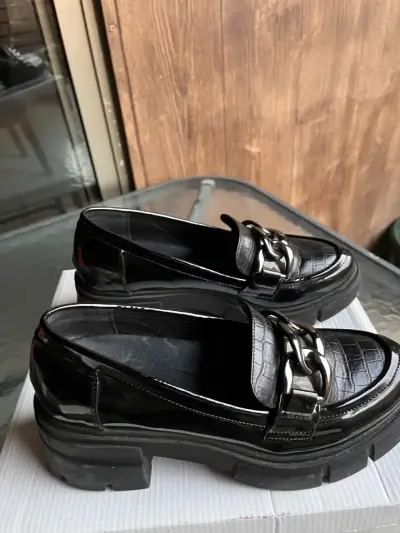 Mocasines negros de charol con cadena metálica - miniatura 1