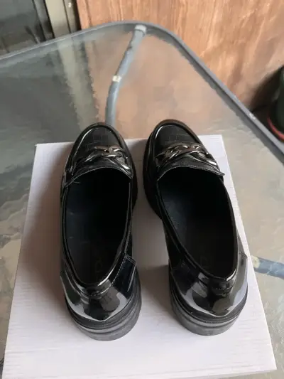 Mocasines negros de charol con cadena metálica - miniatura 2