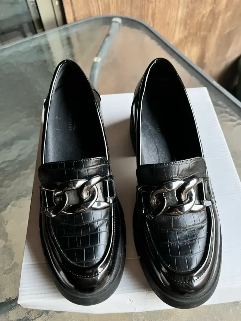 Mocasines negros de charol con cadena metálica - 3