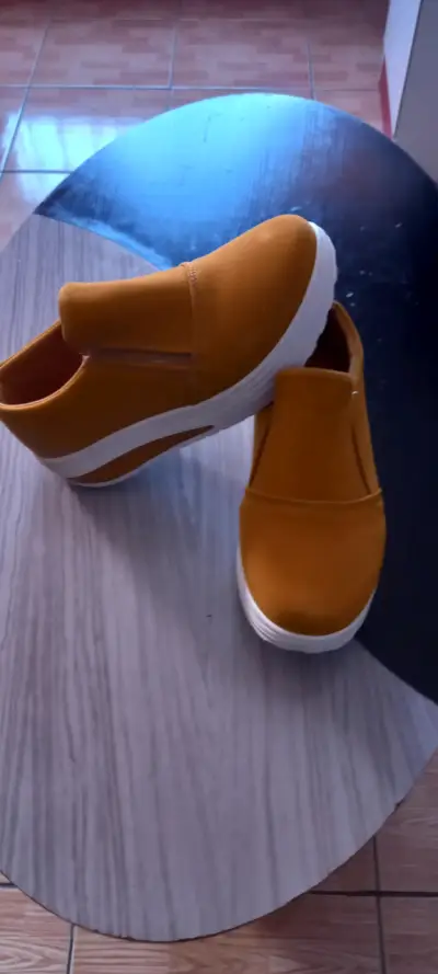 Zapatillas deportivas color mostaza para mujer - miniatura 1