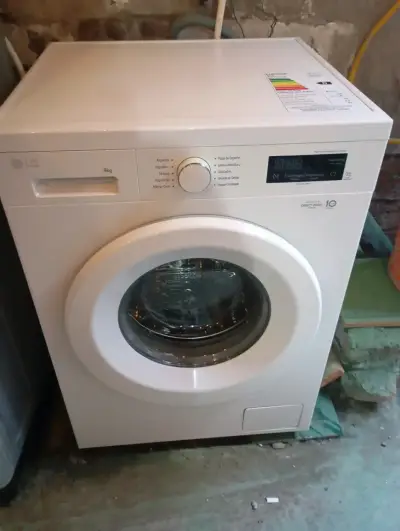 Lavadora LG 9kg carga frontal en buen estado - miniatura 4