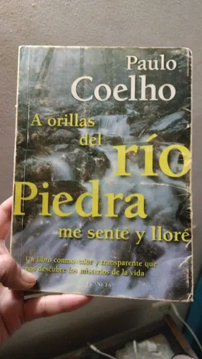 Libro 'A orillas del río Piedra me senté y lloré' de Paulo Coelho - miniatura 1