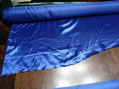 Saldo 3 rollos Tela azul de satén,1,50 cm de ancho - miniatura 3