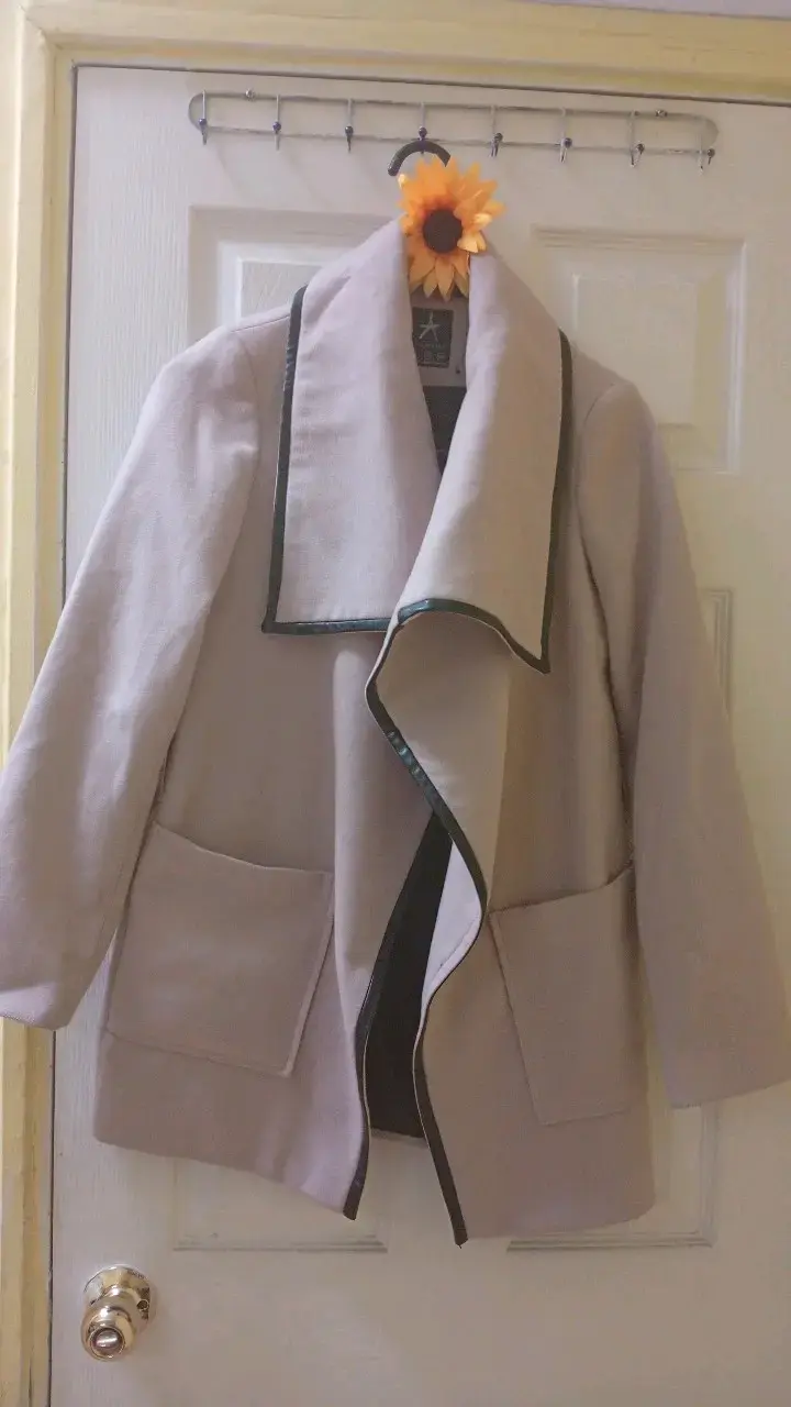 Abrigo beige con ribete negro para mujer