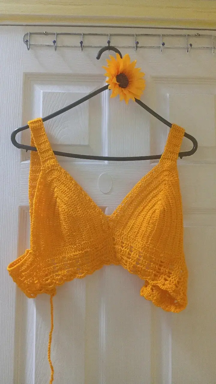 Top de crochet amarillo vibrante