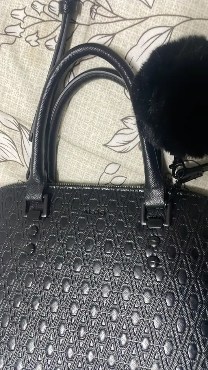 Cartera negra ALDO con diseño texturizado - 2