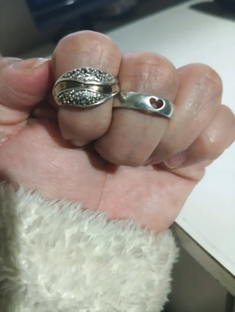 Anillo de plata con diseño de hojas y piedras - 2