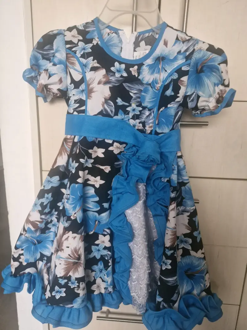 Vestido infantil floral azul con volantes