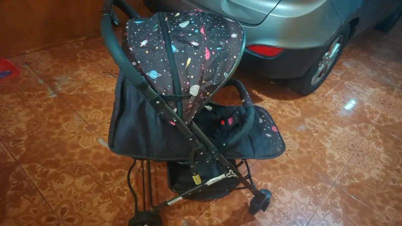 Coche de bebé plegable con diseño espacial - 1