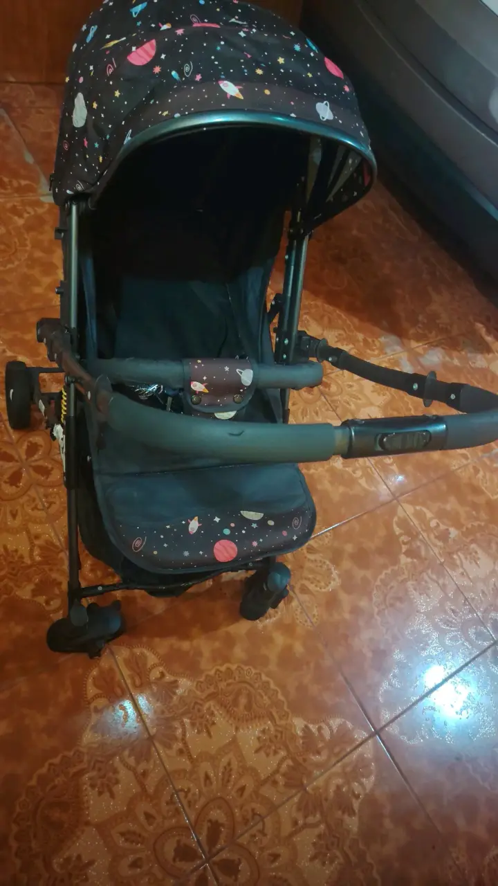 Coche de bebé plegable con diseño espacial - 3