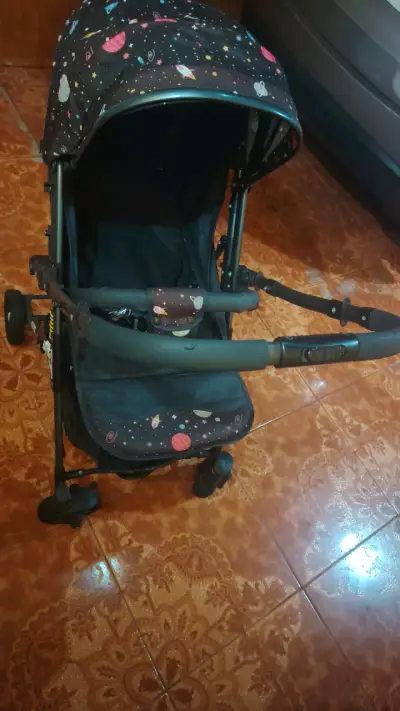 Coche de bebé plegable con diseño espacial - miniatura 3