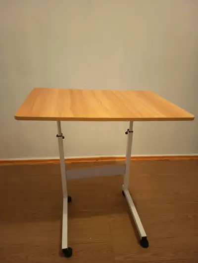 Mesa auxiliar ajustable con ruedas - miniatura 1