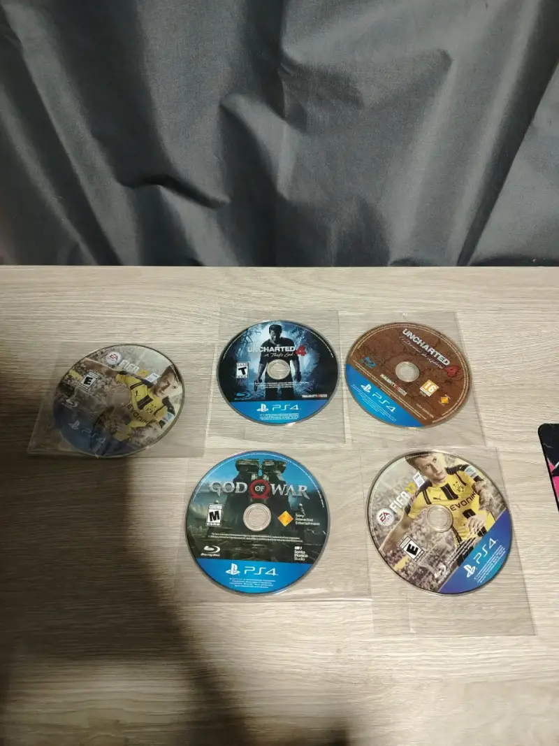 Lote de juegos PS4: Uncharted, God of War y FIFA