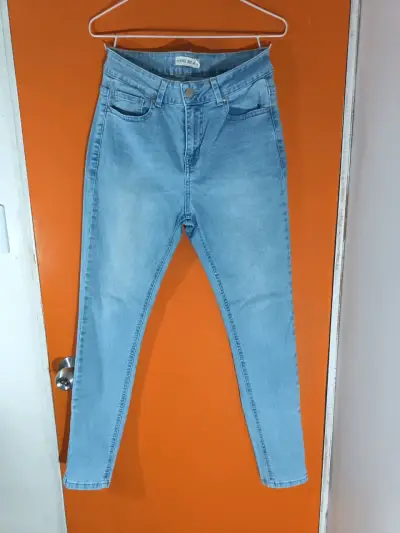 Jeans de mezclilla azul claro para mujer - miniatura 1