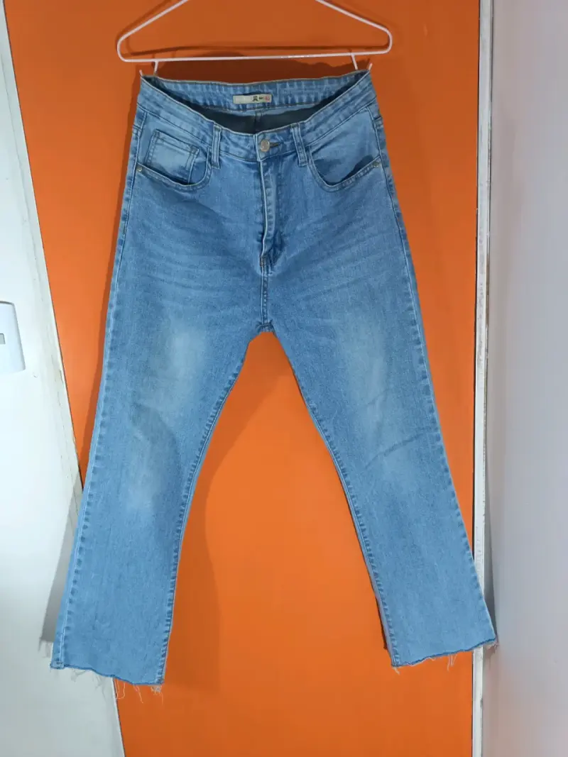 Jeans de mezclilla azul claro para mujer - 2