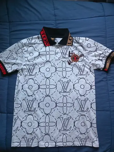 Polera Polo Estampada Estilo LV - miniatura 1