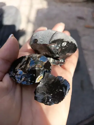 Piedra de obsidiana negra pulida - miniatura 2