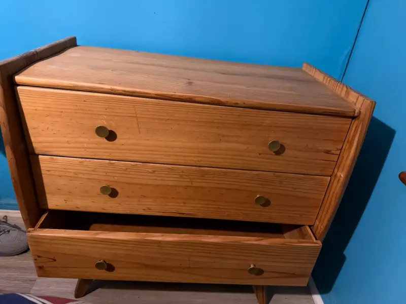 Cómoda de Madera con Tres Cajones - 1