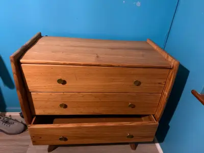 Cómoda de Madera con Tres Cajones - miniatura 2