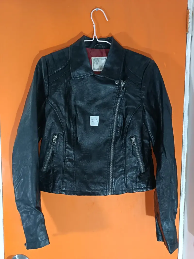 Chaqueta de cuero negra para mujer - 1