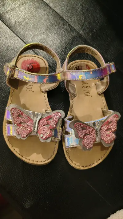 Sandalias infantiles con mariposas brillantes - miniatura 1