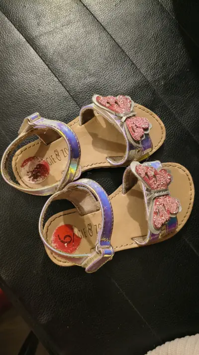 Sandalias infantiles con mariposas brillantes - miniatura 2