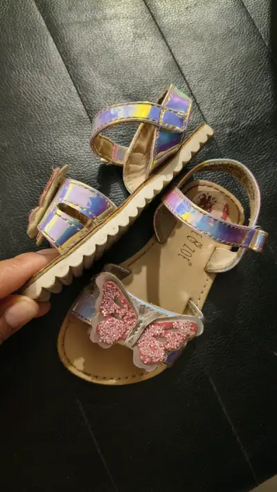 Sandalias infantiles con mariposas brillantes - miniatura 3