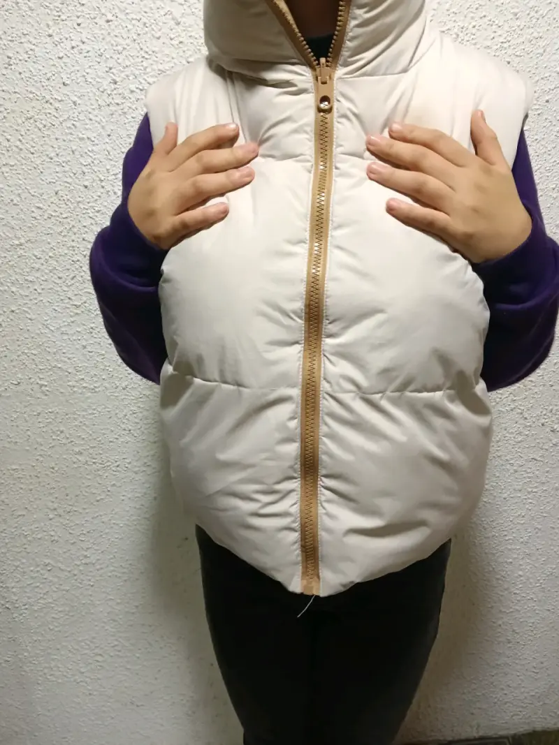 Chaleco acolchado sin mangas beige para mujer - 1