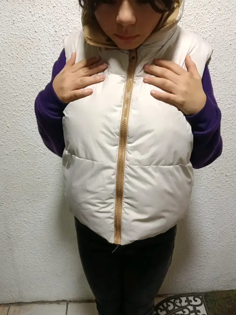 Chaleco acolchado sin mangas beige para mujer - 2