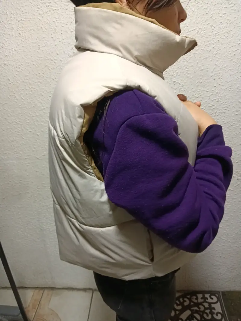 Chaleco acolchado sin mangas beige para mujer - 4