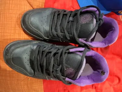 Zapatillas negras con interior morado para hombre - miniatura 1
