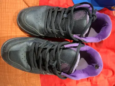 Zapatillas negras con interior morado para hombre - miniatura 2