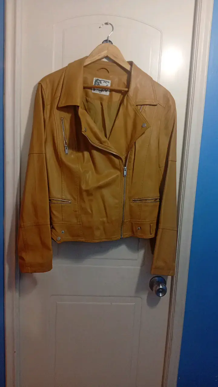 Chaqueta de cuero sintético color mostaza