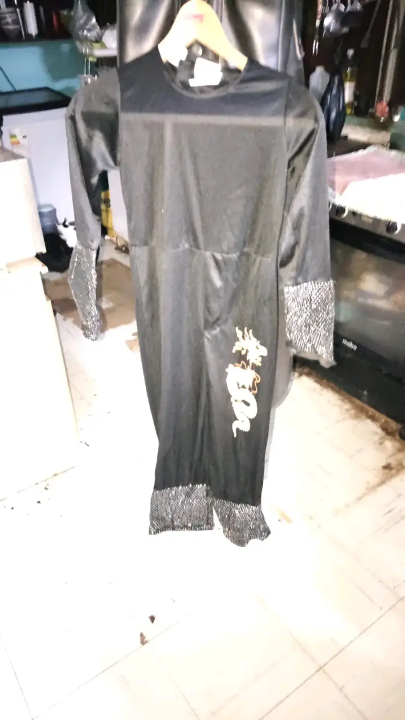 Disfraz de dragón negro con detalles brillantes - 1