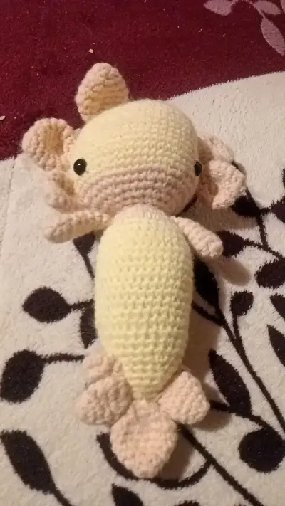 Peluche tejido a mano de ajolote amarillo - miniatura 1