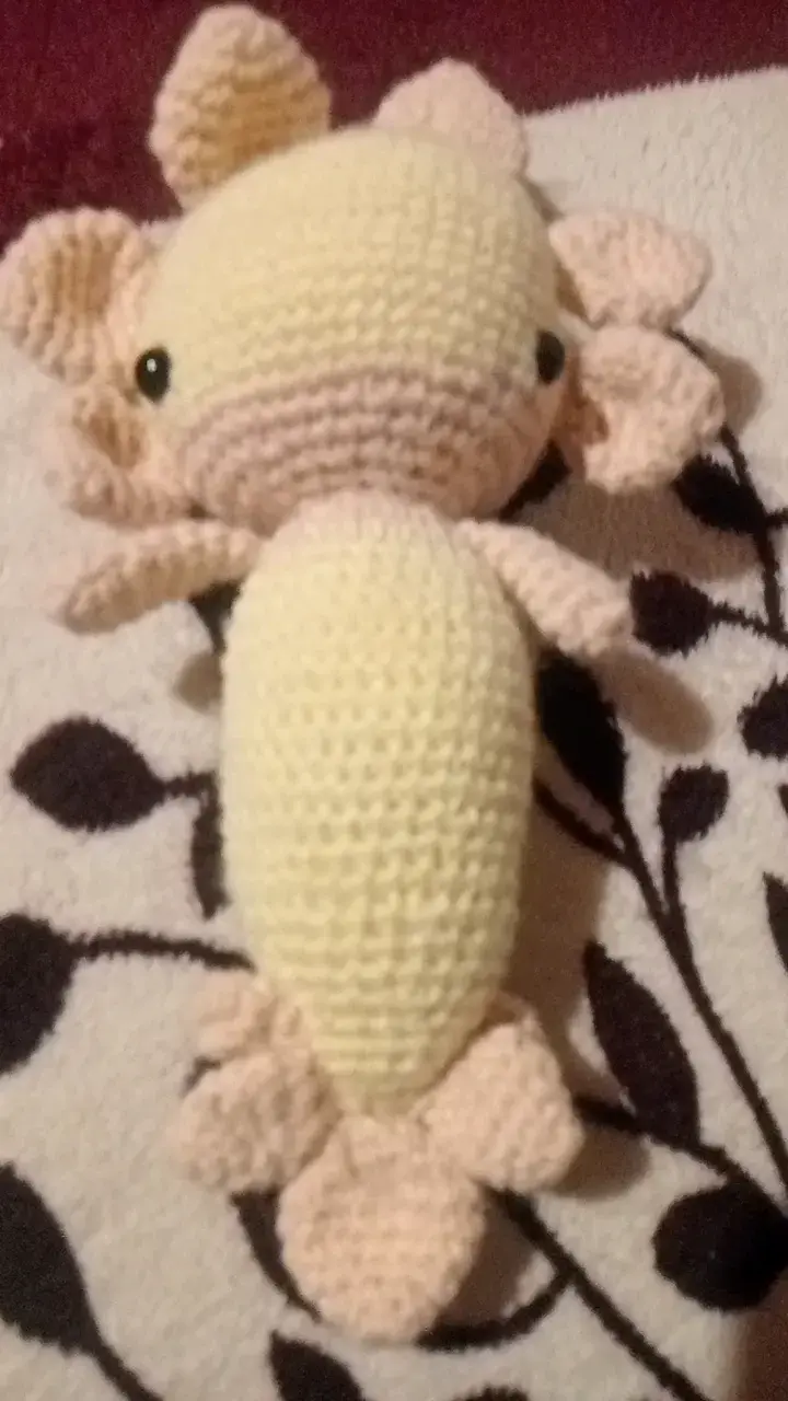 Peluche tejido a mano de ajolote amarillo - 2