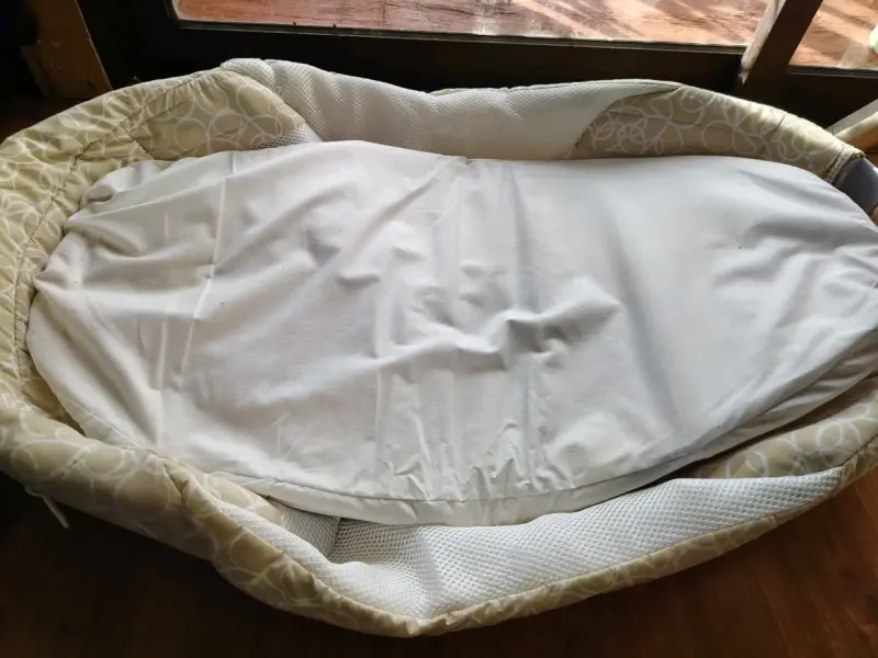 Cuna portátil para bebé beige con diseño circular - 5