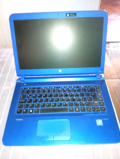 Notebook HP azul con procesador Intel - miniatura 3