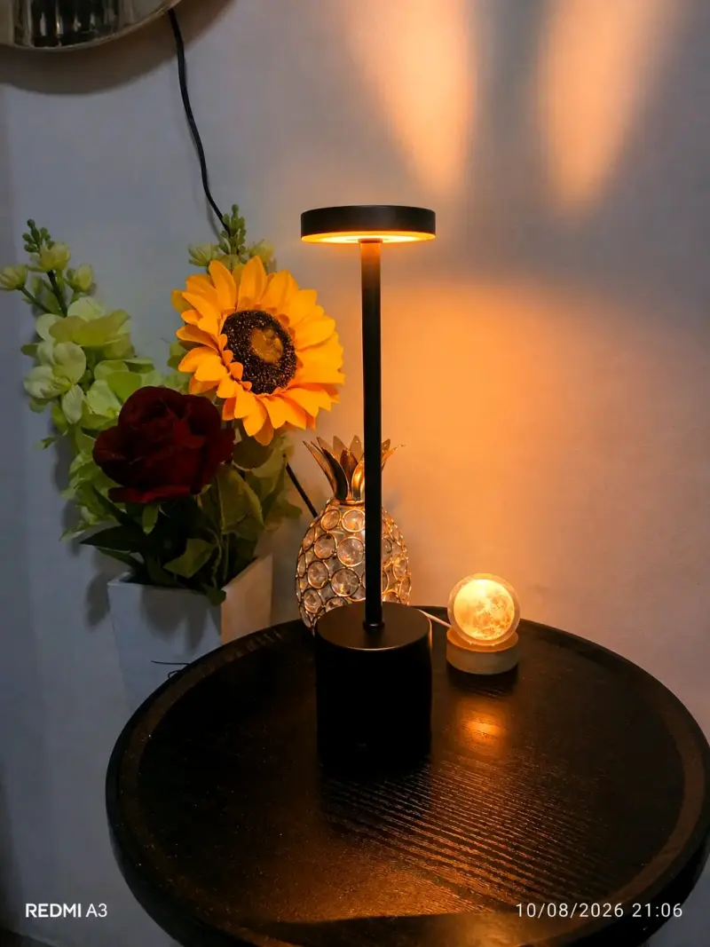 Lámpara de mesa LED moderna ajustable - 1