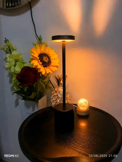 Lámpara de mesa LED moderna ajustable - miniatura 1