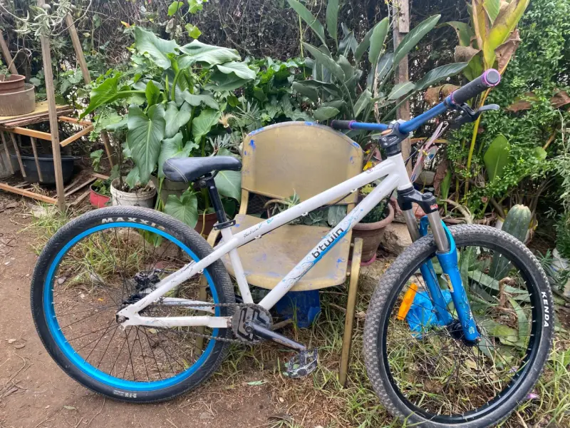 Bicicleta MTB Btwin Rockrider blanca y azul - 2