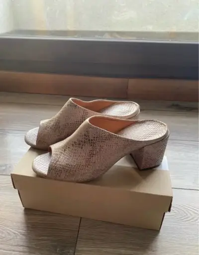 Sandalias de tacón grueso beige con textura - miniatura 1