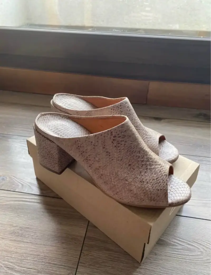 Sandalias de tacón grueso beige con textura - 2