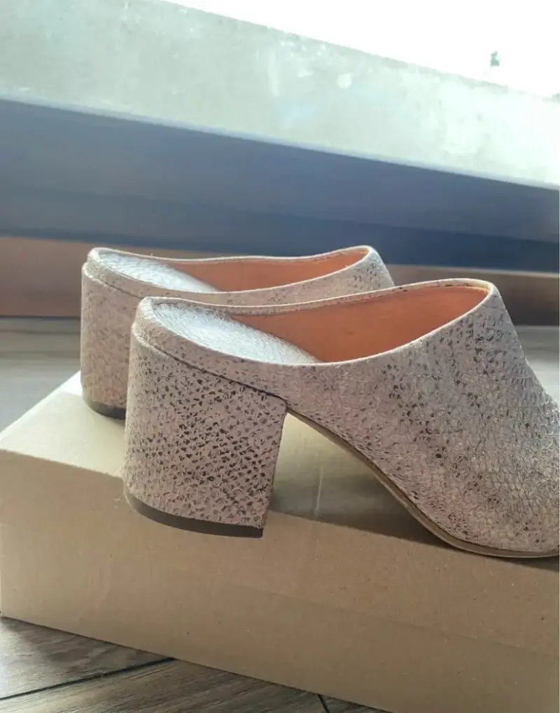 Sandalias de tacón grueso beige con textura - 3