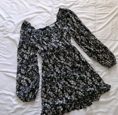 Vestido floral negro con mangas largas XS - miniatura 1