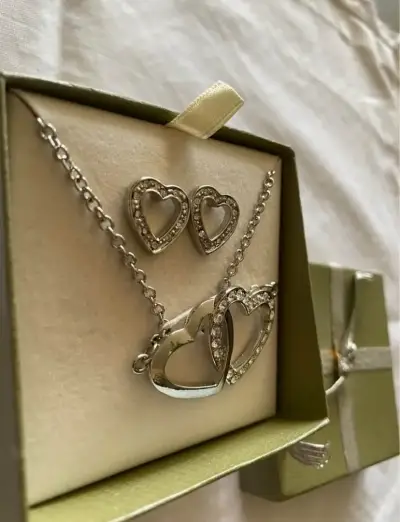 Set de Collar y Aros de Corazones con Brillantes - miniatura 2